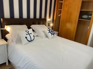 Łóżko lub łóżka w pokoju w obiekcie Portosín -Suites