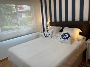 Łóżko lub łóżka w pokoju w obiekcie Portosín -Suites