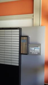 un panneau sur un mur à côté d'une fenêtre dans l'établissement Fewo FRIADO im Ferienpark OA - ohne Zusatzkosten nach Anreise - mit Hallenbad, W-Lan, PKW-Garage, Kurtaxe mit Allgäu-Walser-Pass, Bett- und Handtuch-Wäsche sowie End-Reinigung, à Missen-Wilhams