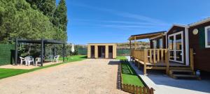 une maison avec une terrasse couverte et un patio dans l'établissement Cabañas las Rosas, à Pollos