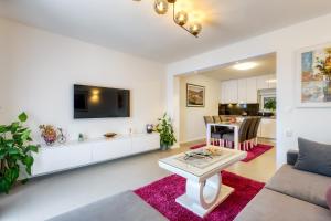 una sala de estar con un sofá y una mesa en Apartment Sea bass Neretva, en Ploče