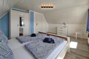 ein Schlafzimmer mit einem Bett, auf dem eine Katze liegt in der Unterkunft Ferienhaus Kleiner Siedler in Bremerhaven