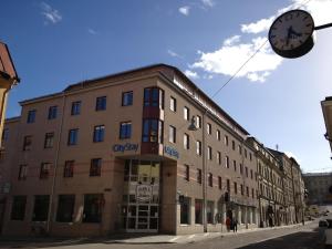 ein Gebäude mit einer Uhr davor in der Unterkunft Uppsala CityStay Hotel in Uppsala