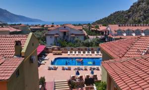 una vista aerea di un resort con piscina di Hotel Imparator a Oludeniz
