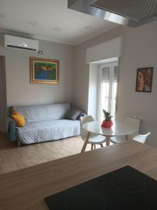ein Wohnzimmer mit einem Sofa und einem Tisch in der Unterkunft La finestra sul colle in Caiazzo