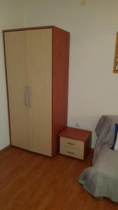 um quarto com uma cama, uma cómoda e um armário em Apartments Boćin Rosso em Hvar