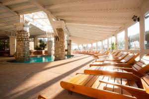 卡薩布蘭卡的住宿－Hotel Casablanca Spa & Wine，一座带游泳池的建筑里的一排长椅