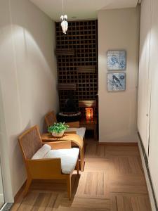 ein Wohnzimmer mit einem Sofa, einem Tisch und einem Kamin in der Unterkunft Melhor Apartamento centro Pomerode, perto de tudo in Pomerode