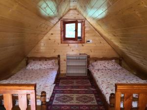 Postel nebo postele na pokoji v ubytování Koliba Pčelica 1-SPA