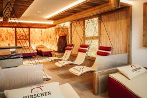 ein Zimmer mit Stühlen und Tischen in einem Zimmer in der Unterkunft Hirschen Wohlfühlhotel in Schoppernau