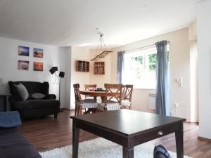 a living room with a table and a couch at Ferienwohnung am Waldrand in Kalletal