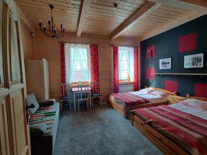una camera da letto con due letti, un tavolo e delle sedie di Brejowka a Krynica-Zdrój Altre 73 foto