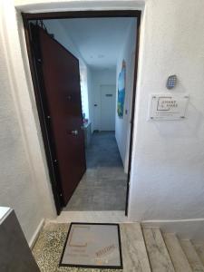 a hallway with a door and a toilet in it at AMARE IL MARE Affittacamere in Corniglia