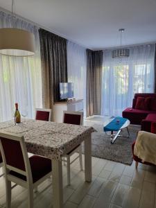 ein Wohnzimmer mit Tisch und Couch in der Unterkunft Apartament Czarna Góra NATALIA in Stronie Śląskie