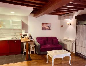 Casa tio Basilio في بانيوس دي مونتيمايور: غرفة معيشة مع أريكة حمراء وطاولة