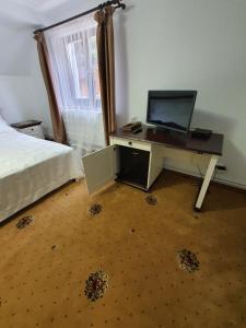 - une chambre avec un bureau et un ordinateur portable dans l'établissement Casa Sofia Bucovina, à Ciumîrna