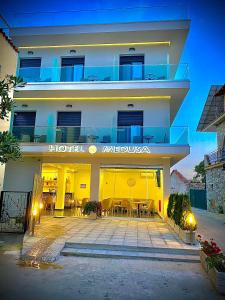un hotel con un restaurante frente a un edificio en Hotel Medusa en Skala Prinou