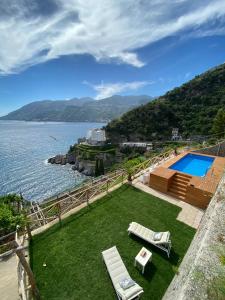 un complejo con piscina y vistas al agua en Villa Anna, en Maiori