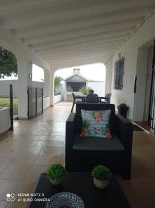 - une terrasse couverte avec un canapé et un oreiller dans l'établissement Chalet Garcia, à Deltebre