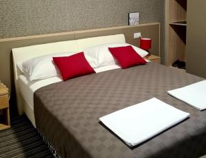 Posteľ alebo postele v izbe v ubytovaní BoNiToS, SOBE-ROOMS