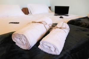 Postel nebo postele na pokoji v ubytování Serenity LX Apartments