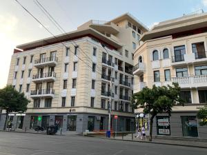 Un gran edificio blanco en una calle de la ciudad. en Melikishvili str. apartment, en Tiflis