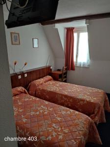 Een bed of bedden in een kamer bij Hotel du Commerce et de Navarre
