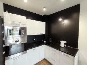 Kuchyňa alebo kuchynka v ubytovaní Apartament - malowniczy Augustów