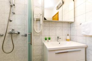 Koupelna v ubytování Apartment Nika with Balcony + 17 fotografií