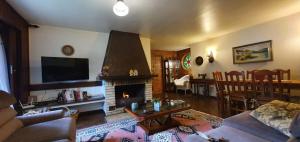 a living room with a fireplace and a couch at CASA GOLDONI GRAMADO 4 Quartos in Gramado