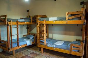 Chapada Backpackers Hostel Agência客房内的一张或多张双层床
