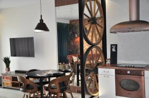 eine Küche und ein Esszimmer mit einem Holzrad in der Unterkunft The Country Club in Toruń