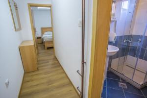 Koupelna v ubytování Hotel Pavlović + 37 fotografií