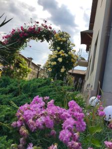 einen Blumenkranz an der Seite eines Gebäudes in der Unterkunft CASA DENIZ in 2 Mai