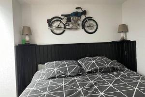 Ένα ή περισσότερα κρεβάτια σε δωμάτιο στο Superbe appartement rénové avec accès direct plage
