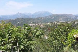 vista su una valle con montagne e alberi di mon petit paradis a Saint-Blaise