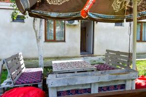 2 Betten unter einem Pavillon im Hof in der Unterkunft Mebo House in Kutaissi