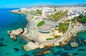 widok z lotu ptaka na plażę i ocean w obiekcie apartamento centrico silencioso w mieście Nerja