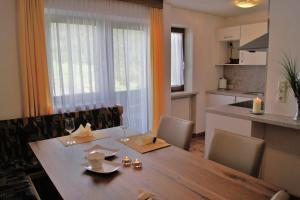 ein Esszimmer mit einem Tisch und einer Küche in der Unterkunft Ferienhaus Peter Spöttl in Nauders