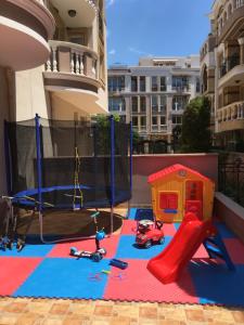 una zona de juegos con un parque infantil con juguetes en Vase Apartments, en Ravda