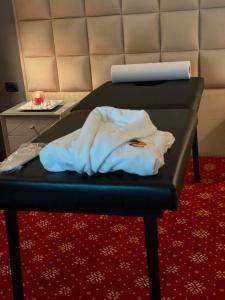 PalmaNova Resort في تيرانا: سرير عليه بطانية بيضاء
