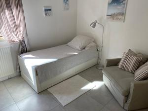 1 dormitorio pequeño con 1 cama y 1 sofá en Le Melody, en Antibes