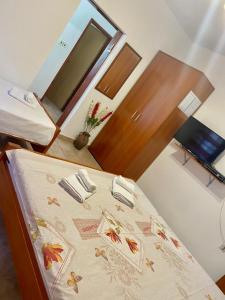 sypialnia z 2 łóżkami i lustrem w obiekcie B & M Apartments w Kotorze