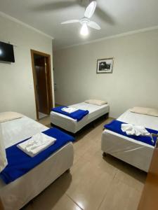 Een bed of bedden in een kamer bij Pousada Dom Pedro