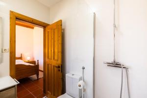 un bagno con servizi igienici, doccia e letto di MONTE DA RAPOSINHA Enoturismo, Montargil a Montargil