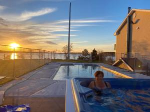 una mujer en un jacuzzi en una piscina en Inn at the Pier, en Cavendish