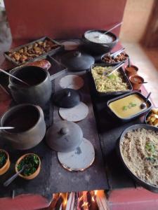 un tavolo con molti piatti di cibo sopra di Pousada e Restaurante Village Mantovani a Lavrinhas
