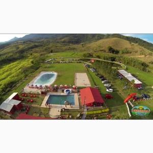una vista aerea di un resort con piscina di Pousada e Restaurante Village Mantovani a Lavrinhas
