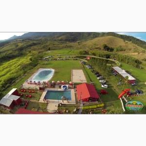 een luchtzicht op een resort met een zwembad bij Pousada e Restaurante Village Mantovani in Lavrinhas