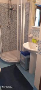 een badkamer met een douche en een wastafel bij dgs palinuro in Palinuro